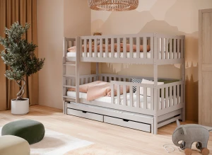 Drewniane łóżko piętrowe szare z szufladami i drabinką, w aranżacji pokoju dziecięcego z tapetą w góry.