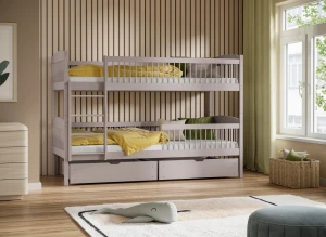 Szare łóżko piętrowe z drewna z szufladami, z pościelą, w nowoczesnym pokoju dziecięcym.