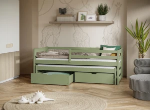 Drewniane łóżko dziecięce szałwiowe z wysuwanym spaniem i szufladami, w aranżacji pokoju dziecięcego.