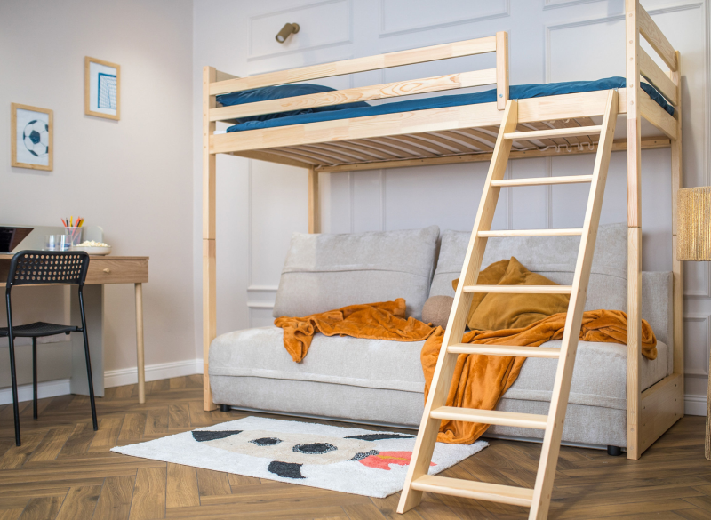Solidna drewniana drabinka prowadząca na górne łóżko piętrowe