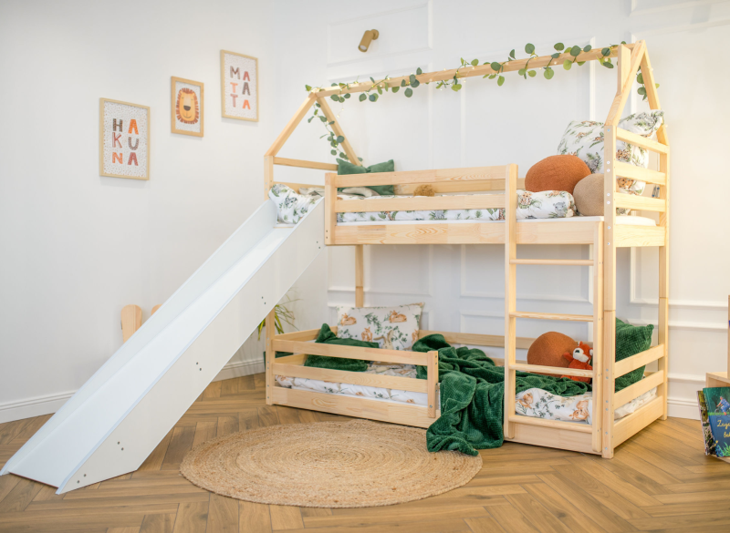 Łóżko piętrowe domek ze zjeżdżalnią i drabinką w jasnym pokoju dziecka.