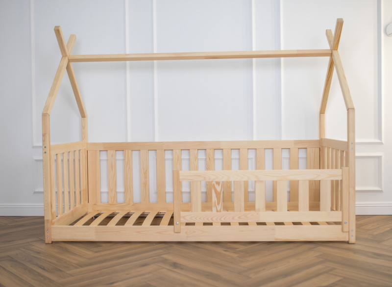 Sosnowy stelaż łóżka domek z barierkami do pokoju dziecka – widok z przodu.