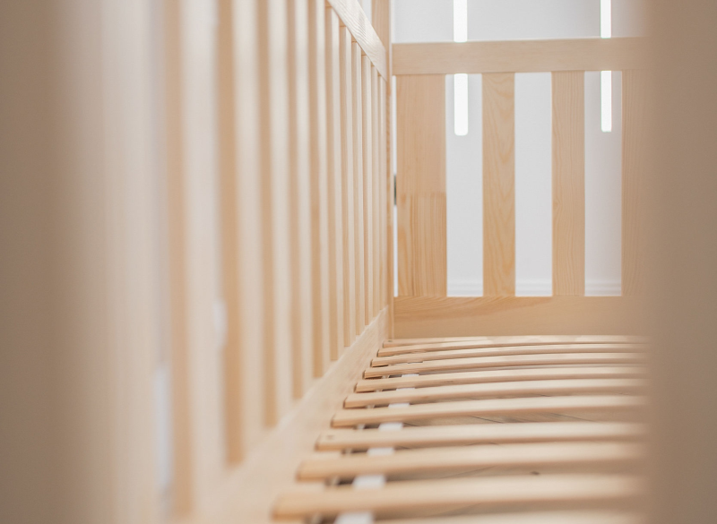 Wytrzymały stelaż listwowy pod materac w łóżku dziecięcym – widok z bliska.