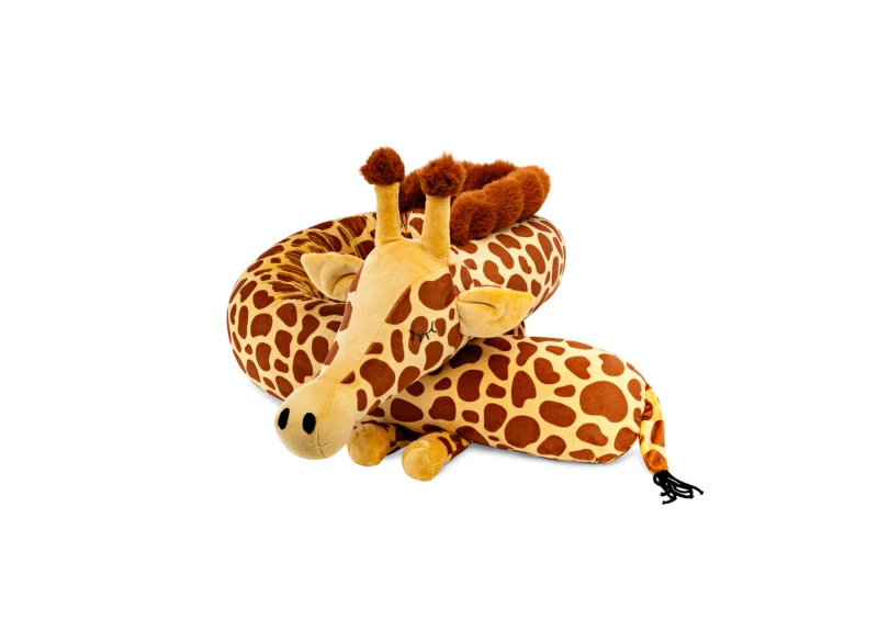 Szary ochraniacz do łóżeczka wilk z puszystymi uszami na jasnym posłaniu.