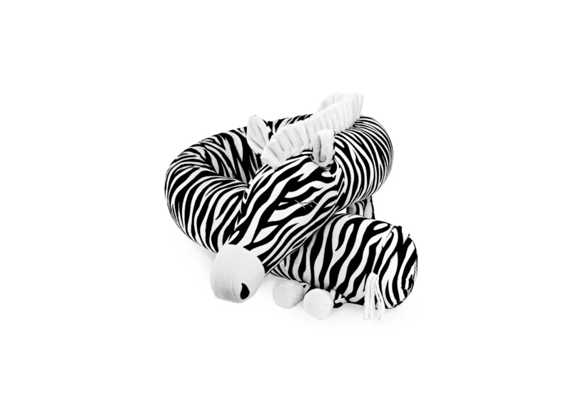 Długi zwinięty ochraniacz do łóżeczka zebra, czarno-biała dekoracja.