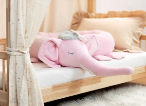 Różowy słoń pluszowy - miękki ochraniacz wałek do łóżeczka niemowlęcego.