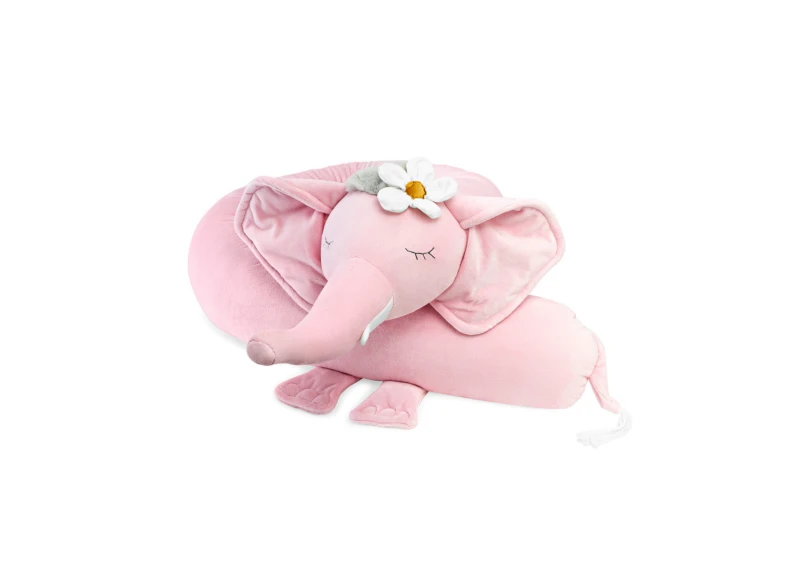 Długi ochraniacz do łóżeczka w kształcie owieczki na drewnianym łóżku dla dziecka.