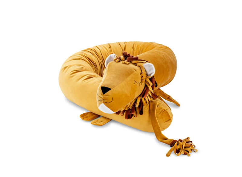 Poduszka przytulanka w kształcie żółtego kota na dziecięcym łóżku w stylu skandynawskim.