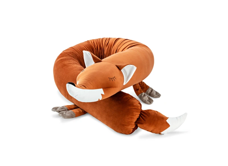 Ochraniacz lew w musztardowym kolorze w drewnianym łóżeczku dziecięcym.