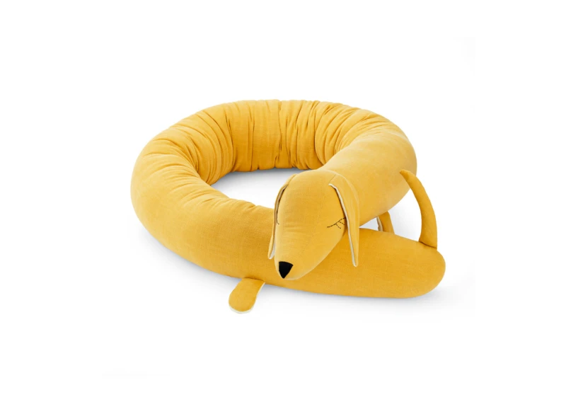 Miękki ochraniacz w kształcie żyrafy na białym materacu w łóżeczku.