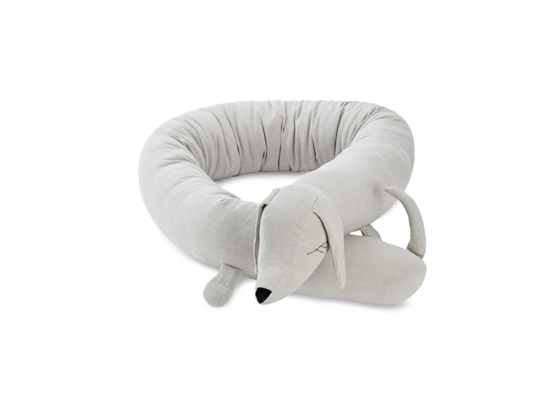 Długi ciemnoszary ochraniacz jamnik w łóżeczku typu domek.