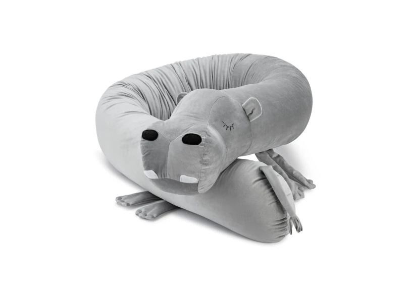 Biały ochraniacz do łóżeczka baranek w drewnianym łóżeczku domek, styl boho.