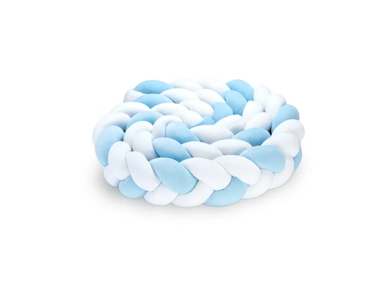 Łóżko domek z drewna z beżowym ochraniaczem warkoczem i dekoracjami.