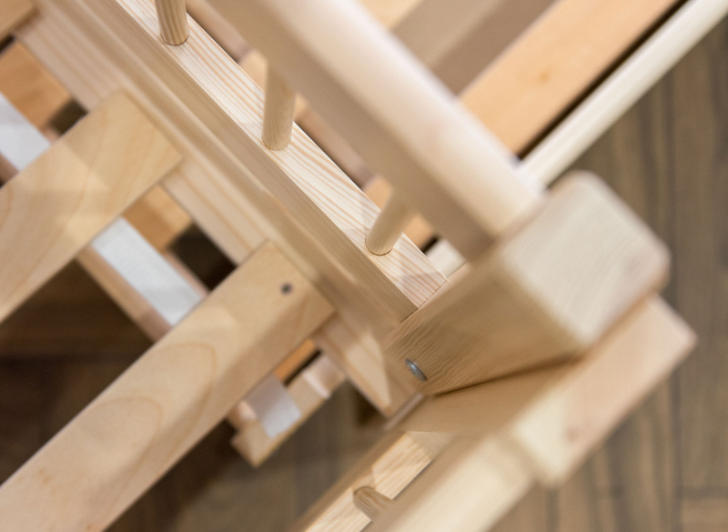 Widok z bliska na drewniane elementy i stelaż łóżka sosnowego.