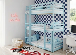 Niebieskie drewniane łóżko piętrowe dla trojga dzieci w stylowej aranżacji.