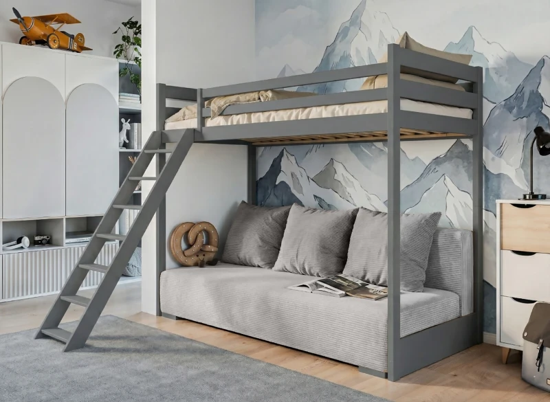 Szare łóżko antresola z szarą sofą w pokoju z fototapetą przedstawiającą góry.