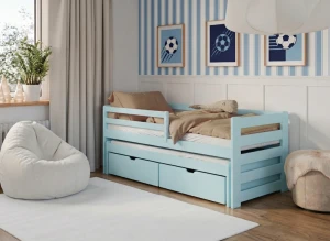 Jasnoniebieskie łóżko dla dziecka z dodatkowym wysuwanym spaniem i szufladami.