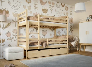 Drewniane łóżko piętrowe z szufladami w pokoju dziecięcym z tapetą w kwiaty.