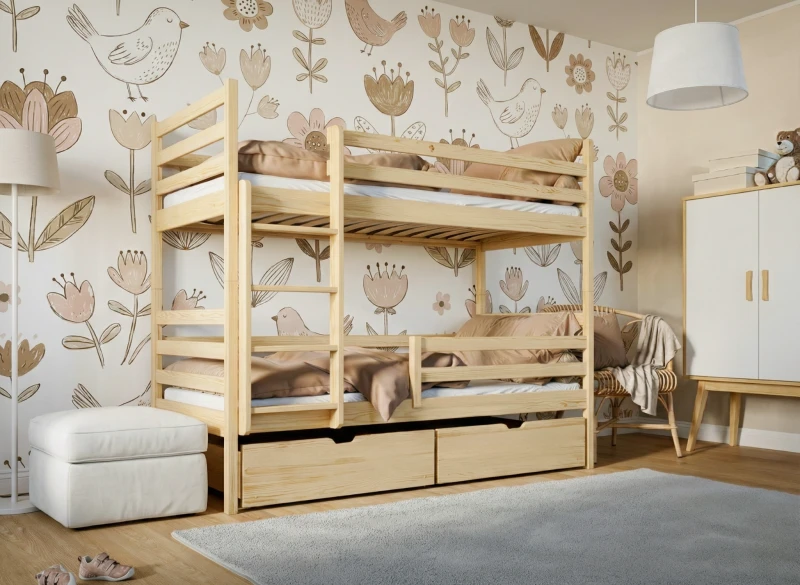 Drewniane łóżko piętrowe z szufladami w pokoju dziecięcym z tapetą w kwiaty.