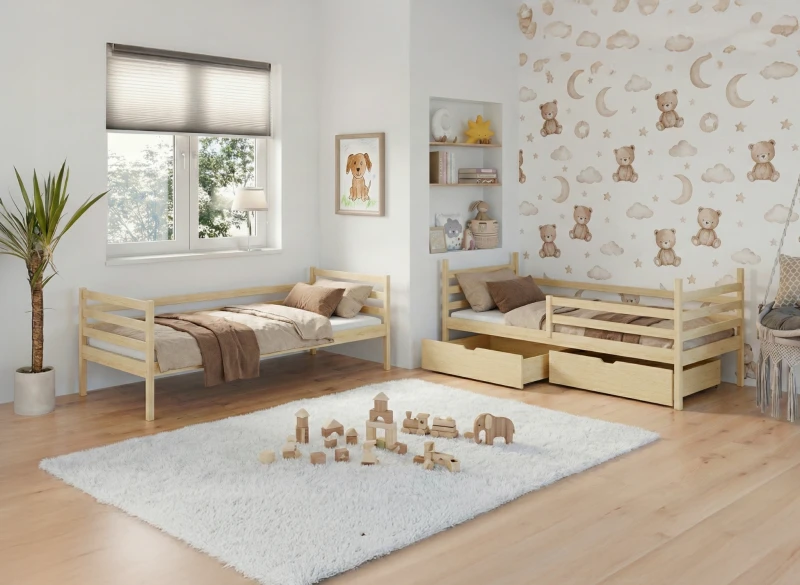 Dwa pojedyncze łóżka sosnowe dla dzieci w jasnym pokoju z motywem misiów.