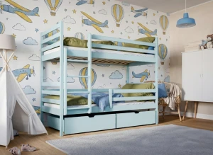 Błękitne łóżko piętrowe dla dzieci z dwiema szufladami pod spodem w jasnej sypialni.