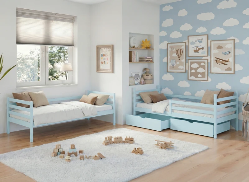 Aranżacja jasnego pokoju dziecięcego z dwoma błękitnymi łóżkami i drewnianymi akcesoriami.