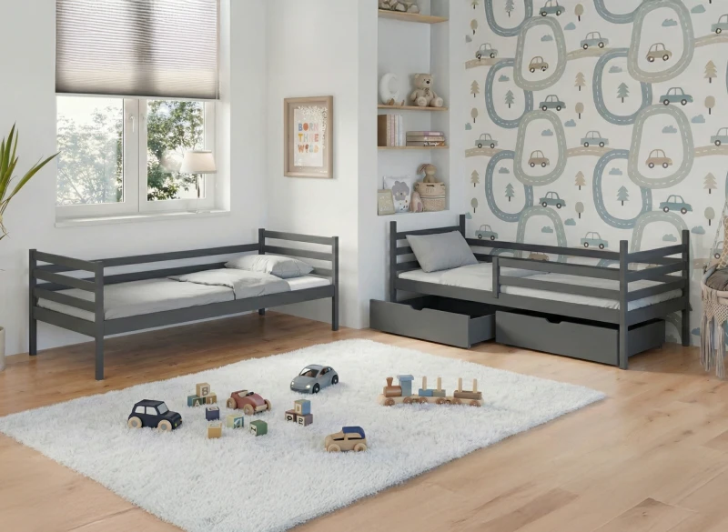 Szare łóżka parterowe z barierkami w przytulnym pokoju dziecięcym z zabawkami.
