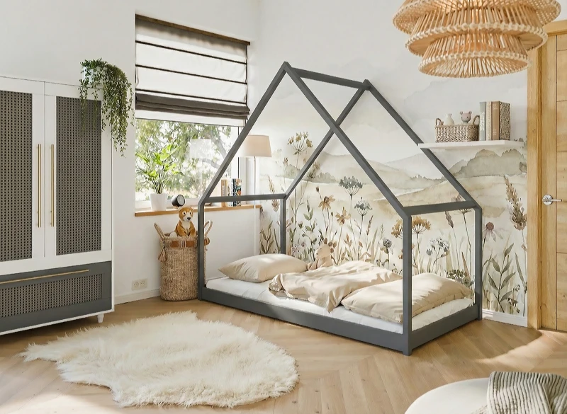 Nowoczesne łóżko domek w kolorze ciemnoszarym, jasny pokój dziecięcy z roślinami.