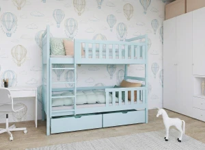 Drewniane łóżko piętrowe dla dzieci w kolorze jasnoniebieskim z praktycznymi szufladami.