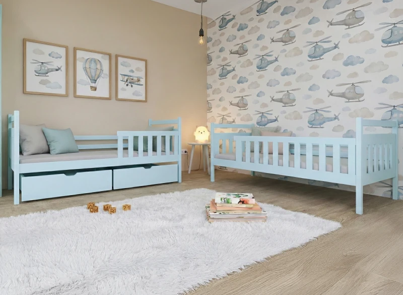 Aranżacja pokoju dziecięcego z dwoma błękitnymi łóżkami i białym dywanem.