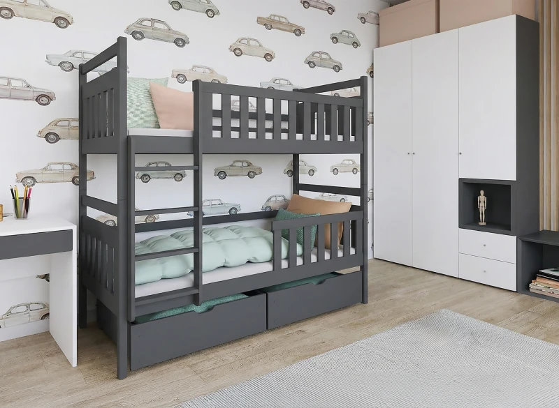 Grafitowe łóżko piętrowe dla dzieci, tapeta w retro auta, biała szafa w tle.