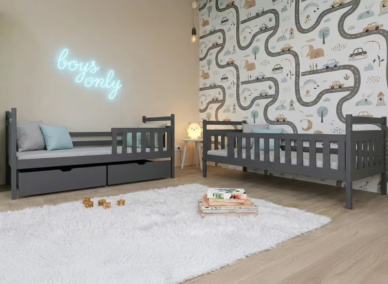 Nowoczesny pokój dziecięcy z dwoma szarymi łóżkami i motywem samochodzików.