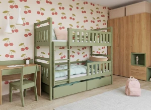 Zielone drewniane łóżko piętrowe dla dzieci w przytulnie urządzonym pokoju.