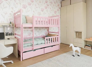 Różowe drewniane łóżko piętrowe w pokoju dziecięcym z kwiatową tapetą i biurkiem.