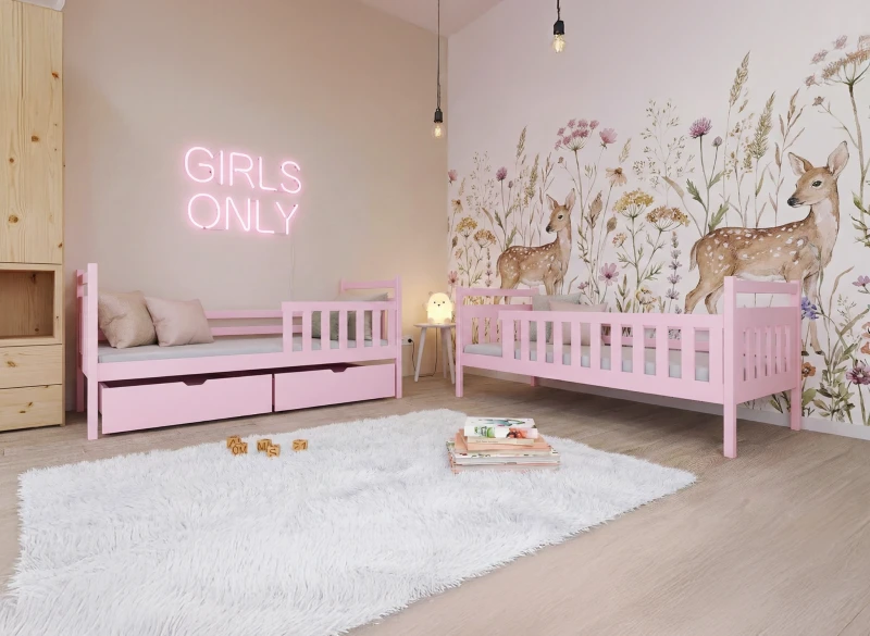 Stylowy pokój dla rodzeństwa z różowymi łóżkami i dekoracyjnym oświetleniem.