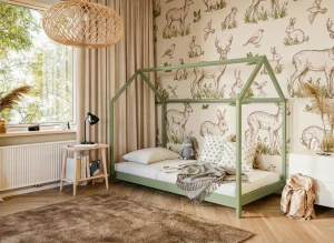 Zielone łóżko domek w pokoju dziecięcym z tapetą w leśne zwierzęta i puszystym dywanem.