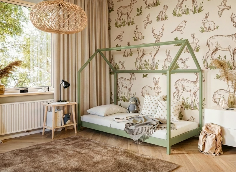 Zielone łóżko domek w pokoju dziecięcym z tapetą w leśne zwierzęta i puszystym dywanem.