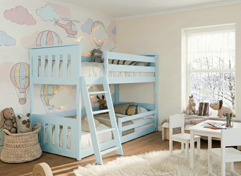 Błękitne łóżko piętrowe dla dzieci na tle tapety w balony i helikoptery.