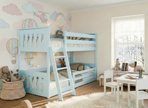 Stylowe błękitne łóżko piętrowe dla dzieci, aranżacja pokoju z białymi meblami.