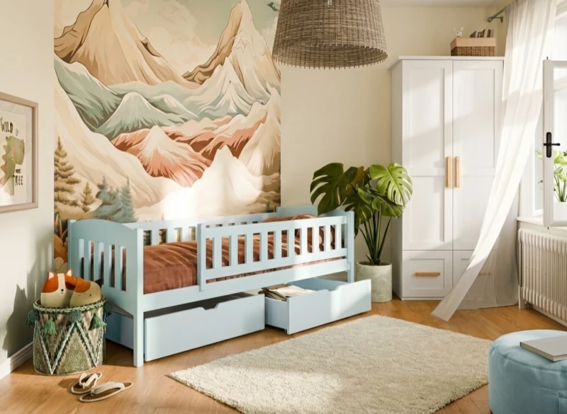 Aranżacja jasnego pokoju dziecięcego z niebieskim łóżkiem i górskim muralem