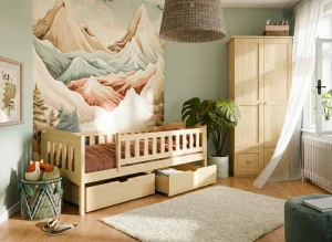 Solidne łóżko drewniane dla dziecka w pokoju z motywem natury.