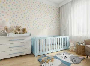 Stylowy pokój niemowlęcy z błękitnym łóżeczkiem, białą komodą i zabawną tapetą.