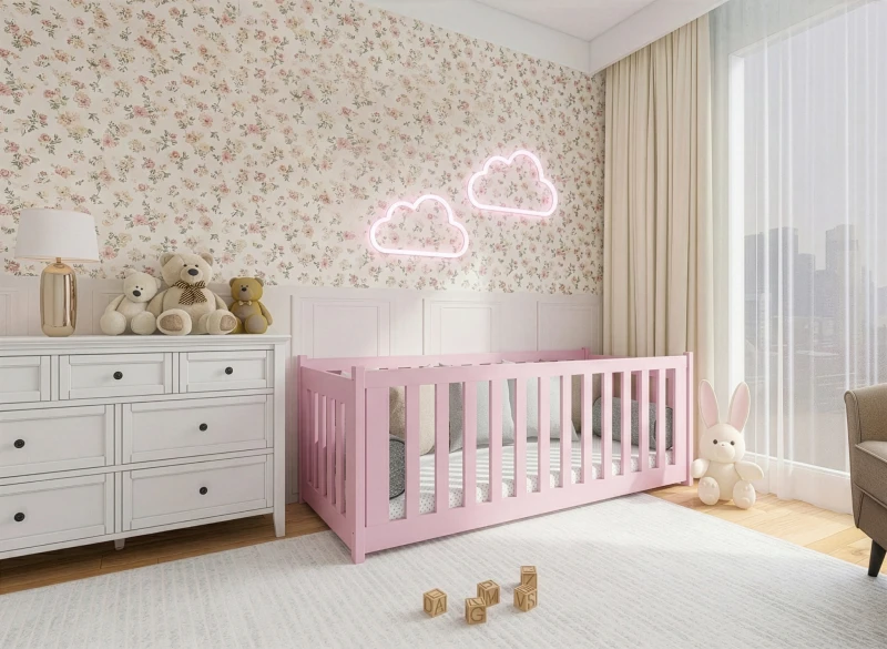 Różowe łóżeczko dla dziecka w aranżacji z pastelową tapetą i pluszowymi zabawkami.