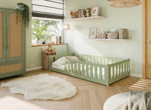 Stylowe łóżko dziecięce w kolorze szałwii z naturalnymi dodatkami i półkami.