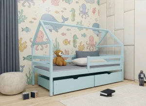 Jasnoniebieskie łóżko dziecięce w kształcie domku z szufladami.