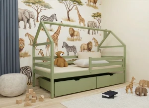 Zielone łóżko dziecięce domek z barierką ochronną, motyw safari na ścianie.