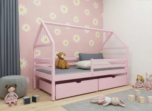 Dekoracyjne różowe łóżko domek w dziecięcym pokoju pełnym zabawek.