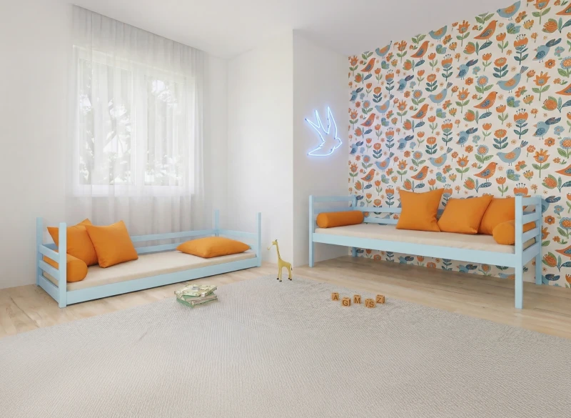 Nowoczesna aranżacja pokoju dziecięcego z dwoma niskimi łóżkami i dywanem.