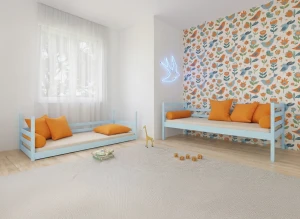 Błękitne ramy łóżek dla dzieci w jasnym wnętrzu z radosną fototapetą.