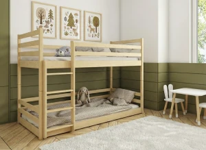 Drewniane łóżko piętrowe dla dzieci w przytulnym pokoju z leśnymi grafikami na ścianie.